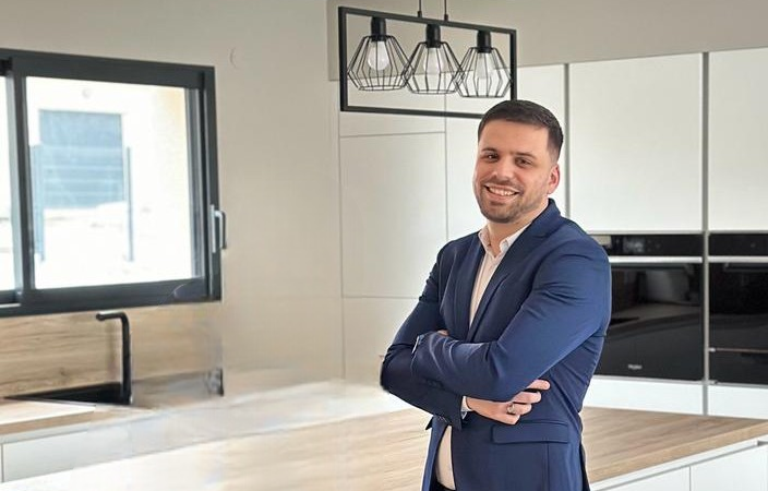 Dirigeant de Luxo Cuisine, Charles, dans une cuisine contemporaine