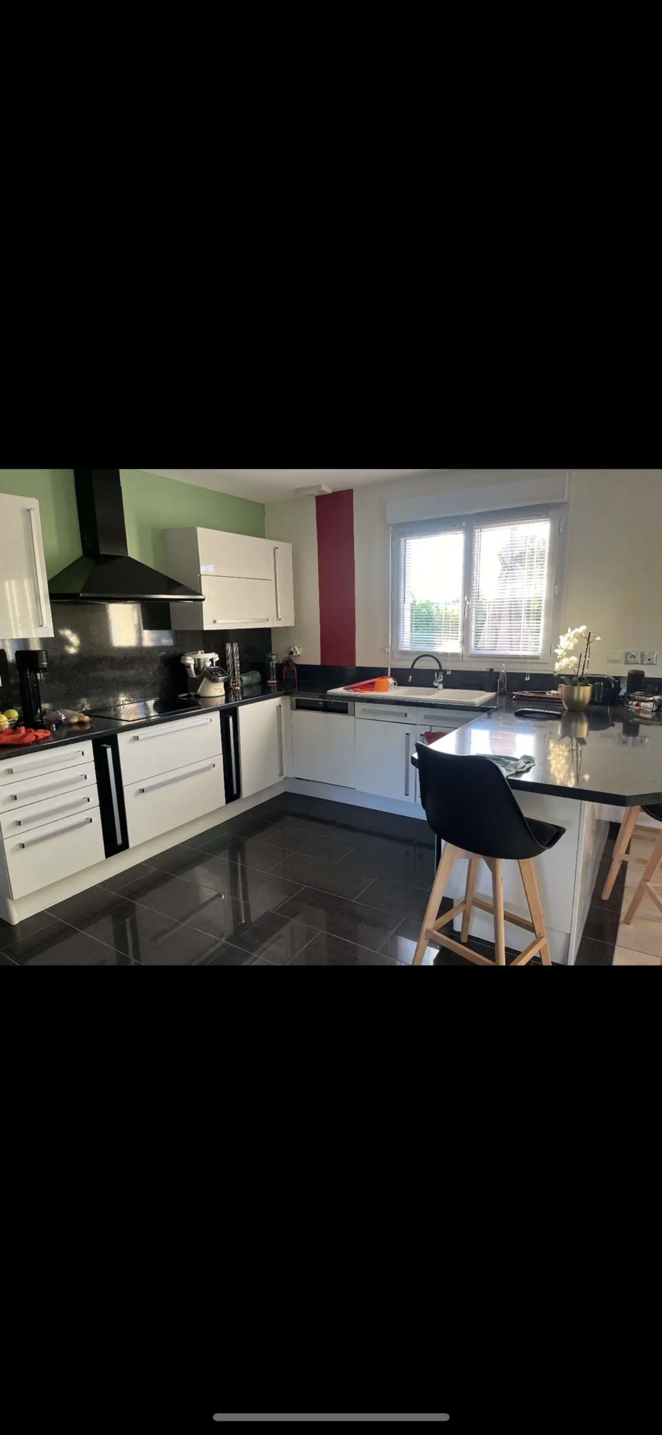 Petite cuisine fermée avant rénovation